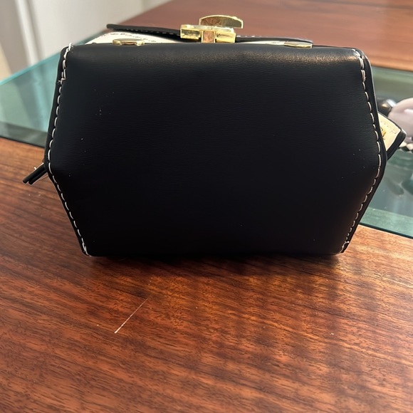 Small purse great for shopping or vacations. - Picture 5 of 10